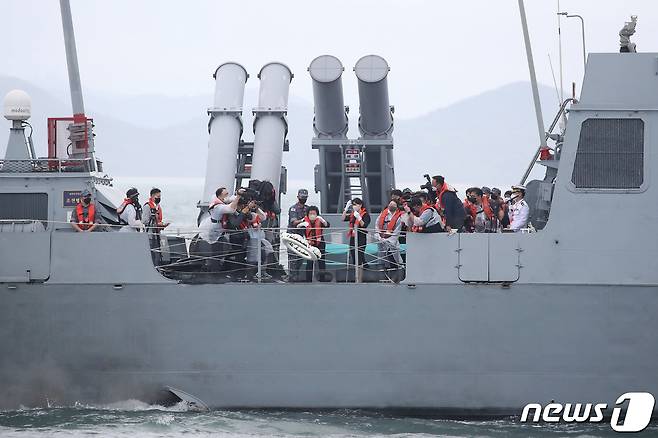 29일 오후 서해상에서 제2연평해전 전사자 유가족과 참전 장병들이 해상 헌화를 하고 있다. (공동취재) 2022.6.29/뉴스1 © News1 김영운 기자