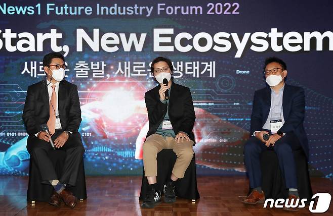 29일 서울 중구 롯데호텔에서 열린 '뉴스1 미래산업포럼 2022'에서 인간과 로봇의 공존 시대를 주제로 토론을 하고 있는 류정훈 두산로보틱스 대표, 백아론 팀장, 이상호 KT AI 로봇 사업단장(왼쪽부터). 2022.6.29/뉴스1 © News1 민경석 기자