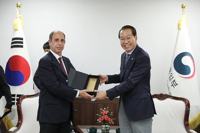 권영세 통일부 장관(오른쪽)과 오헤아 킨타나 유엔 북한인권 특별보고관. (자료제공=통일부) © 뉴스1