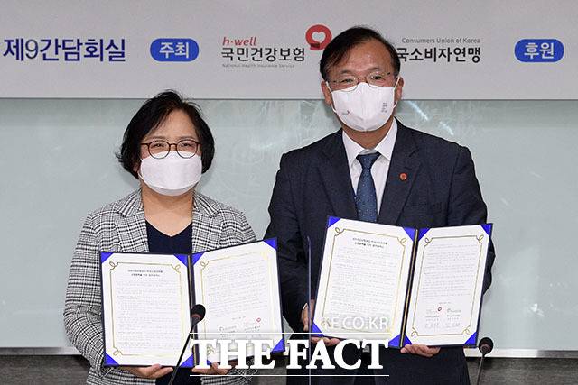 강정화 한국소비자연맹 회장(왼쪽)과 강도태 국민건강보험공단 이사장이 29일 오후 서울 여의도 국회 의원회관에서 '의료 데이터 수집과 활용, 소비자 관점에서의 도전과 과제'를 주제로 한 토론회에 앞서 업무협약식을 갖고 있다. /국회=남윤호 기자
