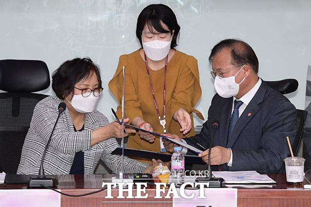 협약서 교환하는 강정화 회장과 강도태 이사장.