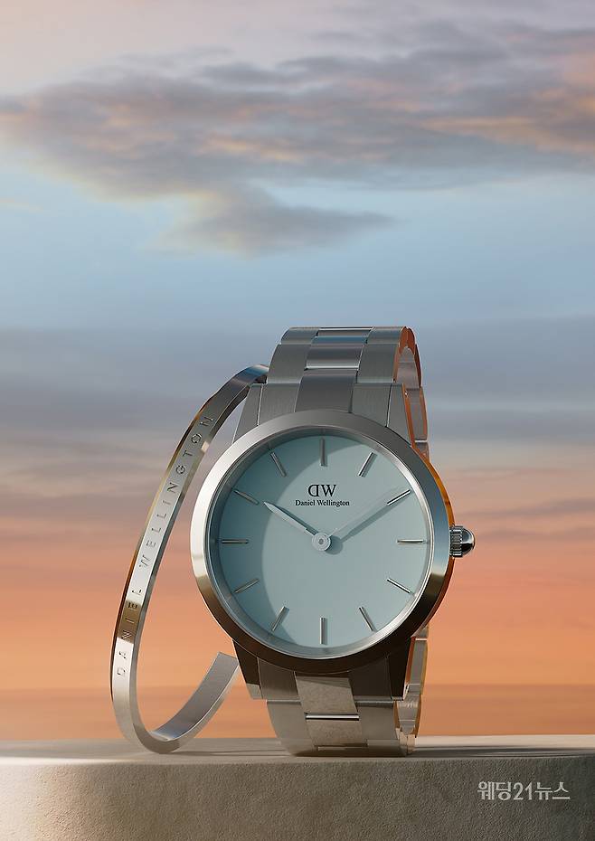 사진 : 다니엘 웰링턴(DANIEL WELLINGTON) 2022 썸머 캠페인. 파스텔컬렉션 블루 (사진제공 : 다니엘 웰링턴)