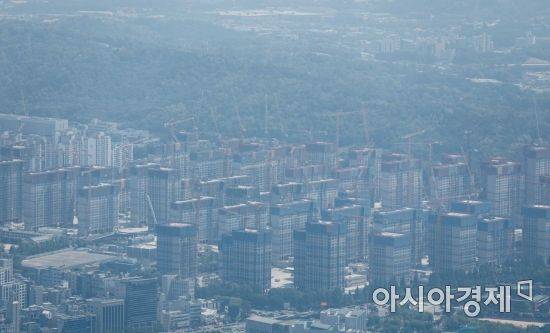 17일 서울 송파구 롯데월드타워 서울스카이에서 바라본 둔촌주공 공사현장./강진형 기자aymsdream@