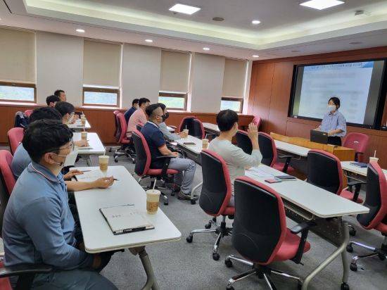 지난 23일 포스코인재창조원에서 지역내 12개 업체가 참여해 화학물질과 관련한 업무 노하우와 의견을 교환하고 '2분기 포항산업단지 화학안전공동체 워크숍'을 진행했다.