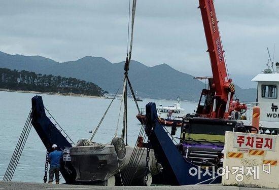 전남 완도 앞바다에 빠진 조유나(10)양 가족이 탔던 아우디A6가 인양되고 있다.