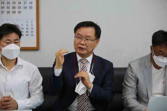 홍남표 경남 창원시장 당선인이 인수위 활동 결과 발표 후 기자들과 대화를 나누고 있다. / 이세령 기자 ryeong@