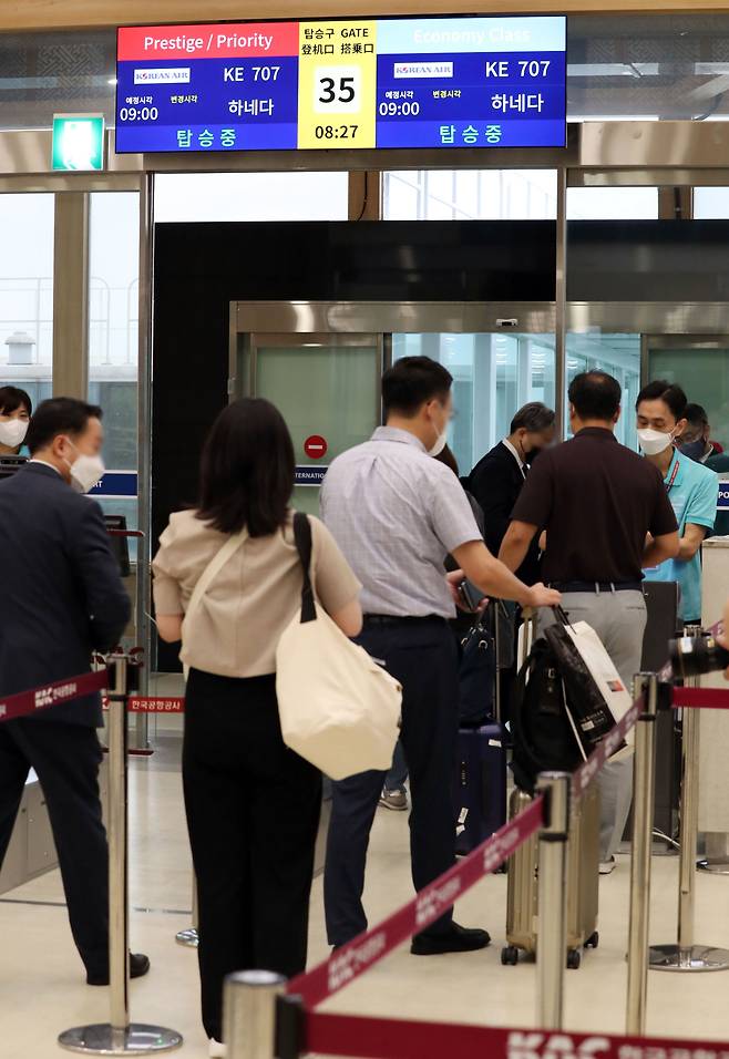 김포-하네다 항공노선 운항이 재개된 29일 서울 강서구 김포공항 국제선 탑승장에서 승객들이 여객기에 탑승하고 있다. 이날 코로나 여파로 운항이 중단된 지 2년 3개월 만에 아시아나항공 OZ1085편과 대한항공 KE707편은 각각 오전 8시 40분과 오전 9시에 승객 50∼60여 명을 태우고 김포공항을 떠나 도쿄 하네다공항으로 향했다. /연합뉴스