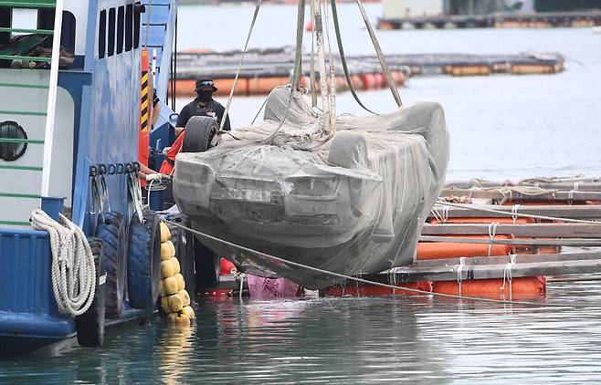 29일 오전 전남 완도군 신지면 송곡선착장 인근 방파제에서 경찰이 10ｍ 바닷속에 잠겨있는 조유나(10)양 가족의 차량을 인양하고 있다. 경찰은 실종된 조양의 가족과 차량을 찾기 위해 수중 수색하다 전날 가두리양식장 아래에 잠겨있는 차량을 발견했다.  /연합뉴스