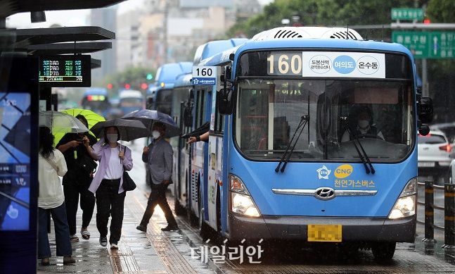 국제유가 상승으로 국내 석유 가격이 급등하자 일부 전문가들이 대중교통 요금 할인, 재택근무 확대 필요성을 제기하고 있다. 사진은 서울 시내 버스 정류장에 버스가 정차한 모습. ⓒ뉴시스