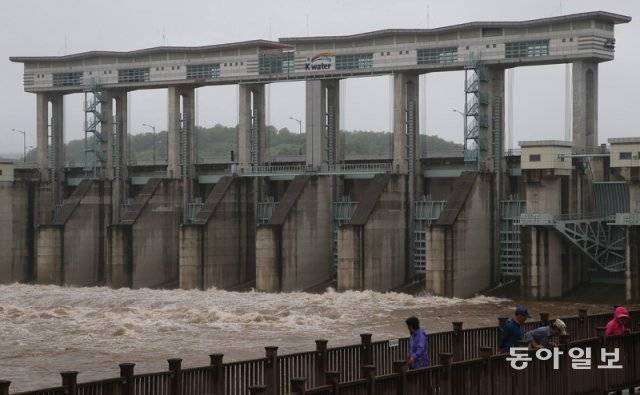 경기 연천군 군남면 군남홍수조절지에서 수문을 개방해 방류를 하고 있다. 2016/07/06 박영대 기자 sannae@donga.com