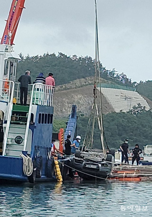 28일 전남 완도군 신지면 송곡선착장 방파제로부터 80m 지점 가두리 양식장 아래에서 실종된 조유나 양 일가족의 차량으로 추정되는 아우디 승용차가 발견돼 인양 작업이 진행되고 있다. 완도=박영철 기자 skyblue@donga.com