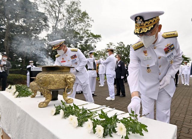 이종호 해군참모총장(오른쪽)이 6월 29일 오전 평택 해군 제2함대사령부에서 열린 ‘제2연평해전 승전 20주년 기념식’에서 제2연평해전전적비를 참배하고 있다.  사진제공 해군