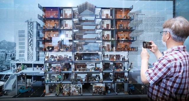 세운상가의 옛 모습을 한 관람객이 지켜보고 있다.