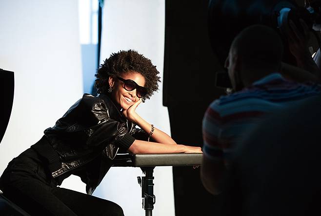 모델 블레스냐 미너의 촬영 비하인드 신.