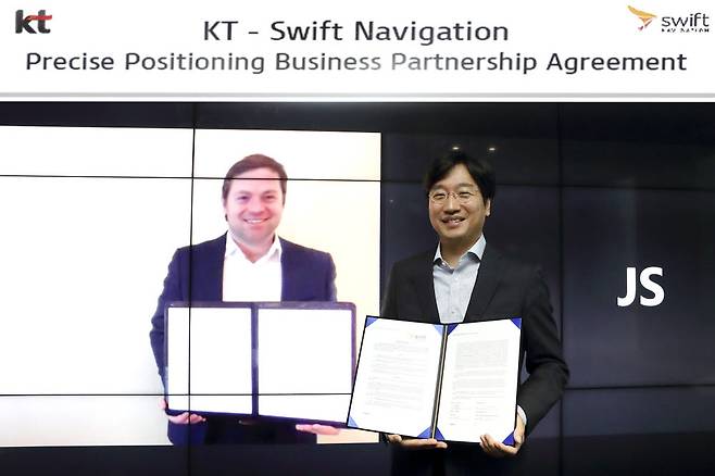 최강림 KT AI 모빌리티사업단장(우측)이 티모시 해리스 스위프트 내비게이션 CEO (화면)과 함께 비대면으로 사업계약을 체결하고 있다.