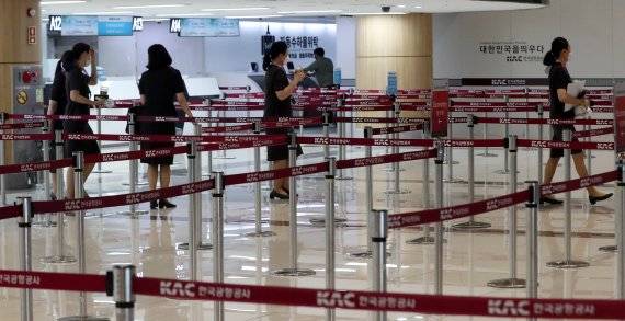 김포-하네다 노선 운항 재개를 하루 앞둔 28일 오전 서울 강서구 김포공항 국제선 청사에서 지상직 승무원이 발권 창구 점검을 하고 있다. 2022.06.28. /사진=뉴시스화상