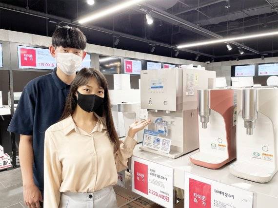 전자랜드 타이푼에서 모델이 정수기를 살펴보고 있다. 전자랜드 제공.