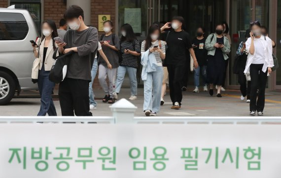 지난 18일 오전 서울 강서구 마곡하늬중학교에 마련된 제43시험장에서 수험생이 2022년도 지방공무원 9급 공채 임용 필기시험을 마치고 나서고 있다. 뉴스1