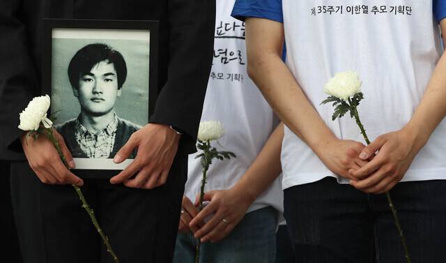 서울 서대문구 연세대 이한열동산에서 지난 9일 오후 열린 제35주기 이한열 추모식 참석자들이 추모비에 헌화하고 있다. 김정효 기자 hyopd@hani.co.kr