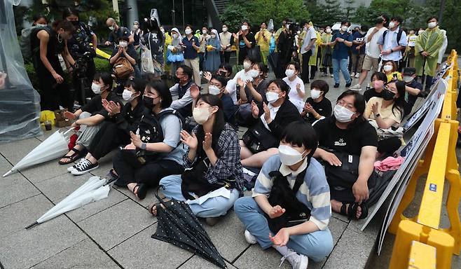 장맛비가 내린 29일 오후 서울 종로구 옛 일본대사관 앞 평화로에서 열린 ‘제1550차 일본군 성노예제 문제 해결을 위한 정기 수요시위’ 참가자들이 일본의 사과와 배상을 요구하고 있다. 김정효 기자