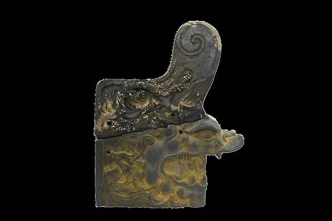 태안 청포대 해수욕장 갯벌에서 나온 용머리 기와(취두). 조선 초기의 왕궁 지붕마루에 붙였던 장식기와로 왕실의 권위를 과시하는 상징물이었다.