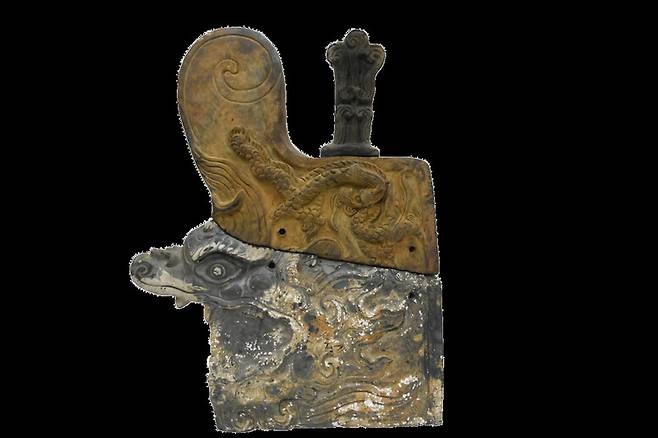 태안 청포대 갯벌에서 나온 용머리 기와(취두)의 다른 한쪽. 조선 초기의 왕궁 지붕마루에 붙였던 장식기와로 왕실의 권위를 과시하는 상징물이었다.
