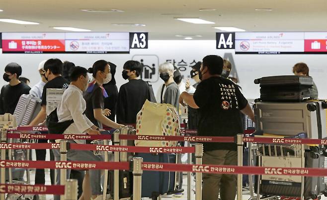 김포-하네다 항공노선 운항이 재개된 29일 서울 강서구 김포국제공항 국제선 출국장에서 탑승객들이 출국 수속을 위해 기다리고 있다. 김명진 기자 littleprince@hani.co.kr