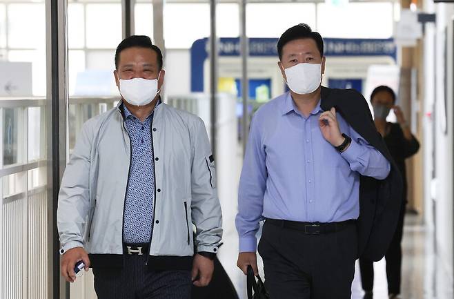 29일 오후 세종시 정부세종청사 최저임금위원회 회의실에서 열린 제8차 전원회의에 사용자위원인 류기정 한국경영자총협회 전무(오른쪽)와 노동자위원인 이동호 한국노총 사무총장이 회의실로 향하고 있다. 연합뉴스