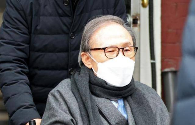 지난해 2월 10일 서울동부구치소 수감 도중 지병 치료를 위해 50여 일간 입원한 이명박 전 대통령이 서울 종로구 서울대학교병원에서 뒷문을 통해 퇴원하고 있는 모습. 연합뉴스