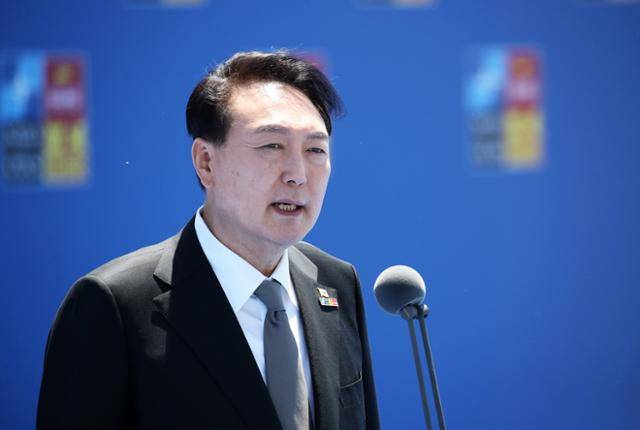 윤석열 대통령이 29일(현지시간) 나토 동맹국-파트너국 정상회의가 열리는 마드리드 이페마(IFEMA)에 도착해 취재진의 질문에 답하고 있다. 마드리드=서재훈 기자