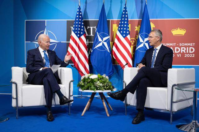 조 바이든(왼쪽) 미국 대통령이 29일 스페인 마드리드에서 열린 북대서양조약기구(NATO·나토) 정상회의에 참석해 옌스 스톨텐베르그 나토 사무총장과 회담하고 있다. 이 자리에서 바이든 대통령은 미 육군 5군단 사령부를 폴란드에 영구 설치하는 등 나토 주둔 병력 증강 계획을 밝혔다. 마드리드=UPI 연합뉴스