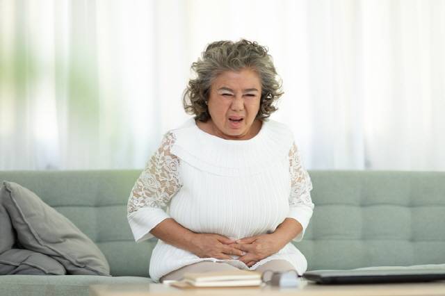 방광 건강을 관리하려면 물은 하루에 1L 정도를 마시고 화장실은 최소 2~3시간 간격으로 찾는 게 좋다./사진=게티이미지뱅크