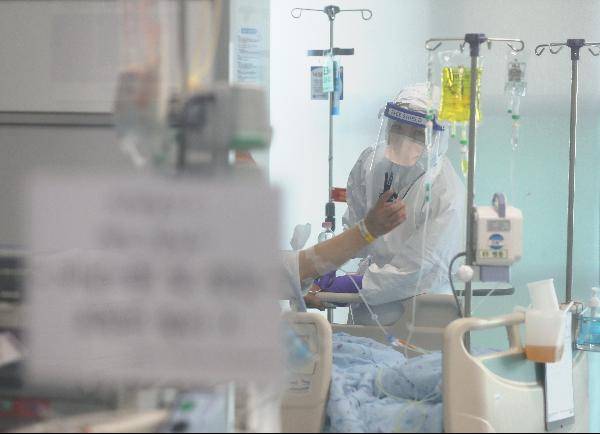 코로나 중증환자 전담 치료병동에서 한 의료진이 코로나19 환자를 돌보고 있다./사진=조선일보 DB