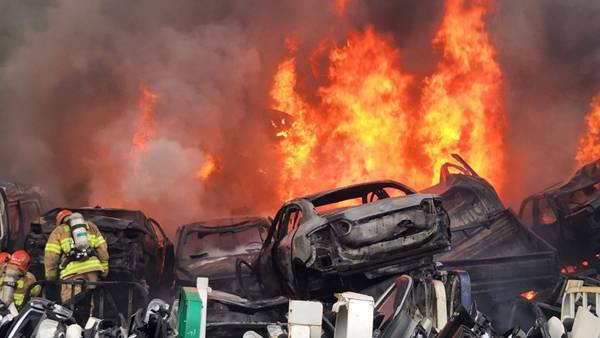 원주 폐차장 화재 [강원도소방본부 제공]