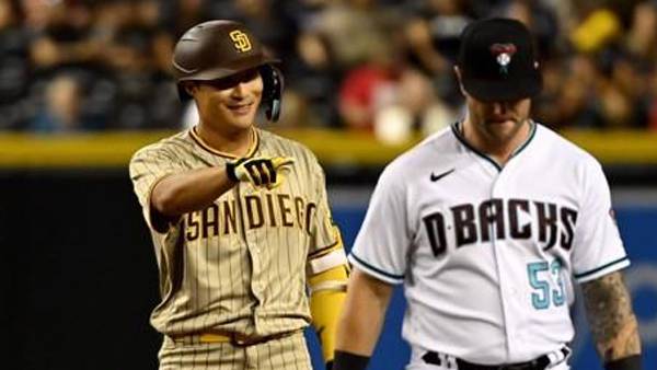 5회 2루타를 친 뒤 더그아웃 동료들을 바라보며 기뻐하는 김하성 [게티이미지]