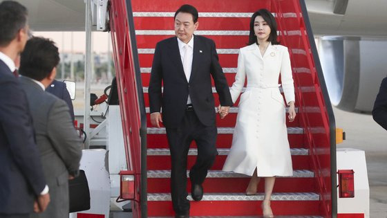 북대서양조약기구(나토·NATO) 정상회의 참석차 3박5일 일정으로 스페인 마드리드를 방문에 나선 윤석열 대통령과 배우자 김건희 여사가 27일 오후(현지시간) 스페인 마드리드 국제공항에 도착해 공군 1호기에서 내리고 있다. 대통령실사진기자단