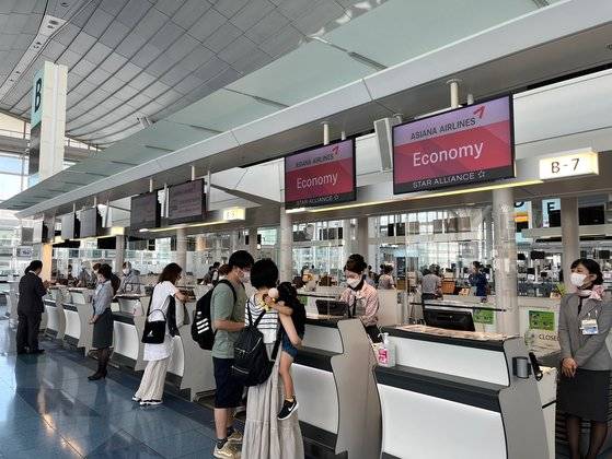 29일 오전 일본 도쿄 하네다공항에서 숭객들이 이날 김포공항으로 향하는 비행기를 타기 위해 탑승 수속을 하고 있다. 김현예 특파원