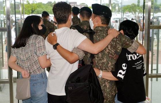 코로나19 확산으로 중단됐던 논산육군훈련소 가족 상봉 수료식이 29일 재개됐다. 수료식을 마친 훈련병과 가족이 훈련소 밖으로 나가고 있다. 프리랜서 김성태