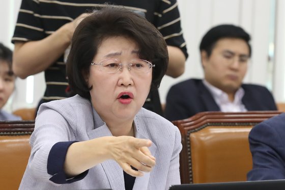 김승희 보건복지부 장관 후보자는 20대 의원 시절 정치자금을 사적용도로 사용했다는 혐의를 받고 있다. 뉴스1