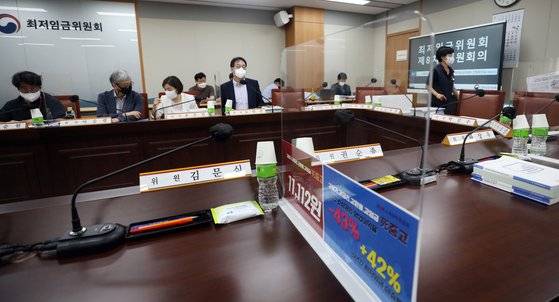 29일 오후 정부세종청사 최저임금위원회 회의실에서 제8차 전원회의가 진행되고 있다. 뉴스1