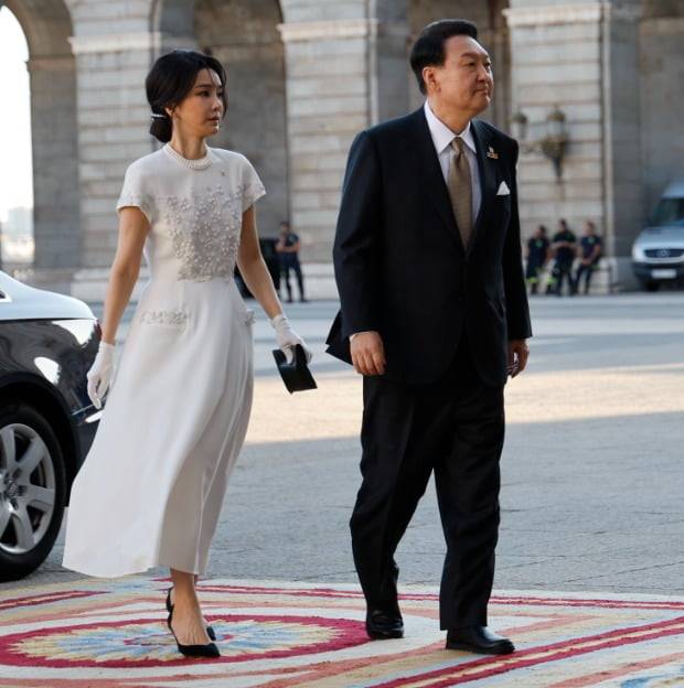 윤석열 대통령과 김건희 여사가 북대서양조약기구(NATO) 정상회의 참가국 정상 만찬이 열리는 마드리드 왕궁에 도착하고 있다. 연합뉴스