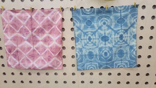 천연염료를 활용한 손수건 이미지. 경기도제공