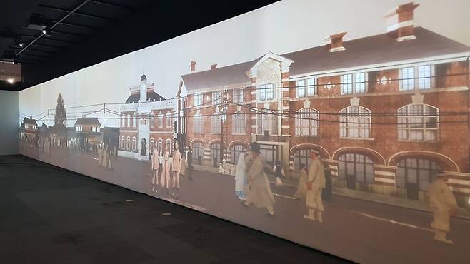 서울역사박물관이 개관 20주년을 맞아 상설전시관을 개편해 30일부터 다시 문을 연다. 이번 개편에 따라 120여년 전 종로 거리를 거닐어 보는 실감 체험 영상존도 마련됐다. 서울역사박물관 제공