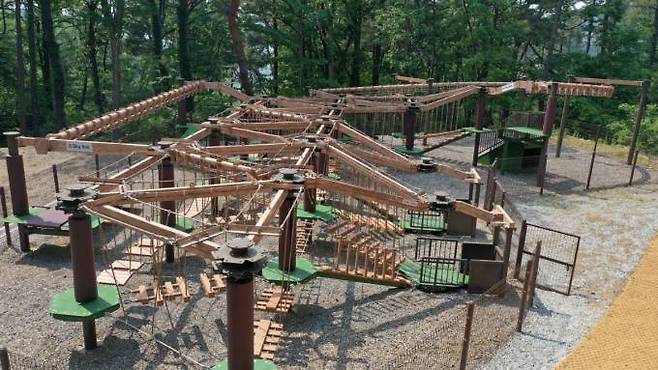 용인자연휴양림 내에 설치된 어린이 모험놀이시설 에코어드벤처