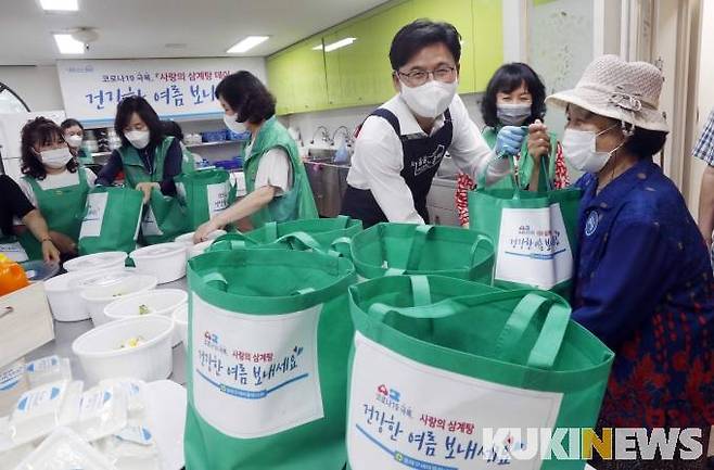 초복을 앞둔 지난해 7월5일, 박성수 송파구청장이 서울 송파구 문정마을회관에서 코로나19 장기화로 지친 관내 홀몸 어르신에게 삼계탕을 전달하고 있다.