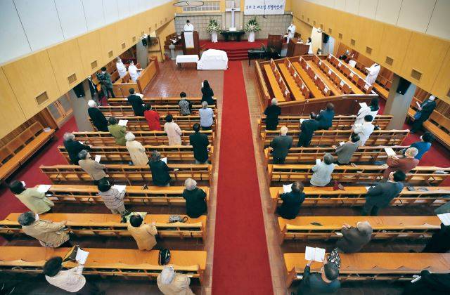 한 교회 성도들이 지난 코로나 기간에 2m 거리를 둔 상태로 예배를 드리고 있다. 국민일보DB