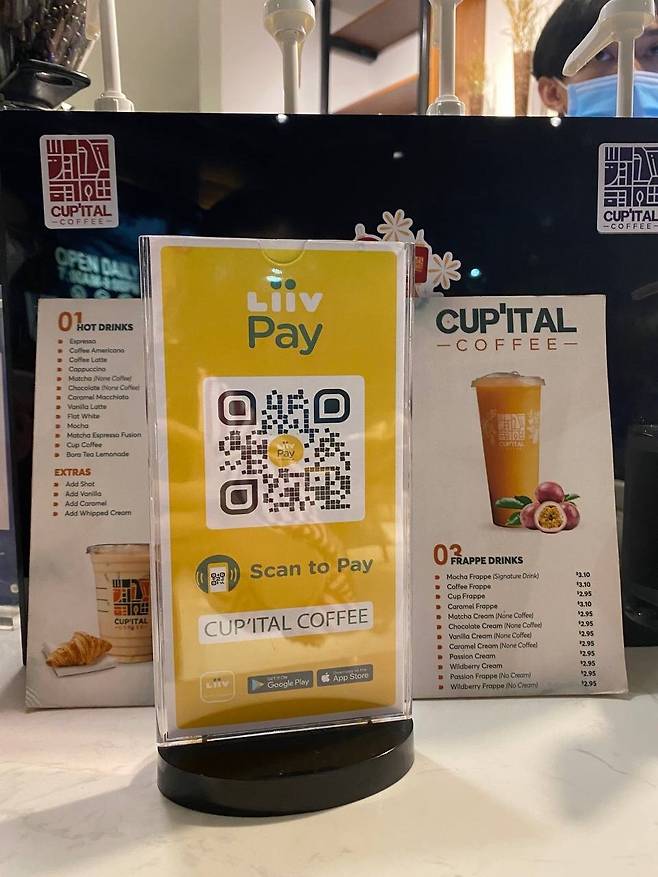 캄보디아 프놈펜 소재 한 카페 계산대에 KB캄보디아의 QR페이 기기가 비치돼 있다./사진=KB캄보디아