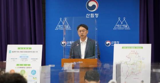 임하수 산림청 산림복지국장이 29일 정부대전청사 기자실에서 '제2차 숲길의 조성 · 관리 기본계획'을 발표하고 있다./사진제공=산림청