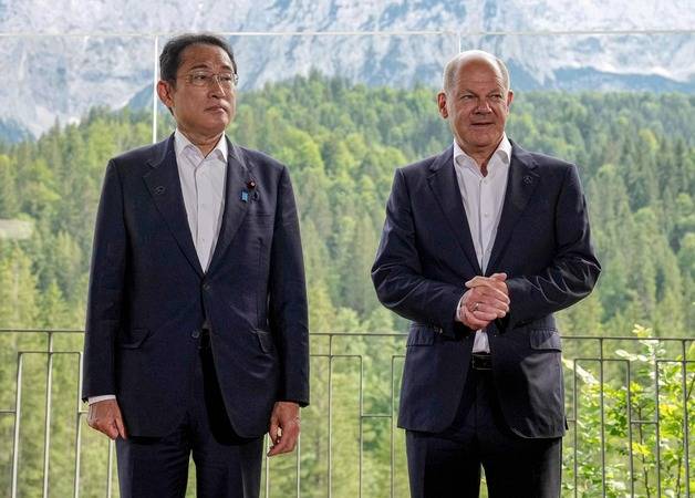 (엘마우성 AFP=뉴스1) 우동명 기자 = 올라프 숄츠 독일 총리와 기시다 후미오 일본 총리가 26일(현지시간) 독일 바이에른 알프스 엘마우성에서 열린 G7 정상회의 중 양자 회담에 앞서 포즈를 취하고 있다.  (C) AFP=뉴스1