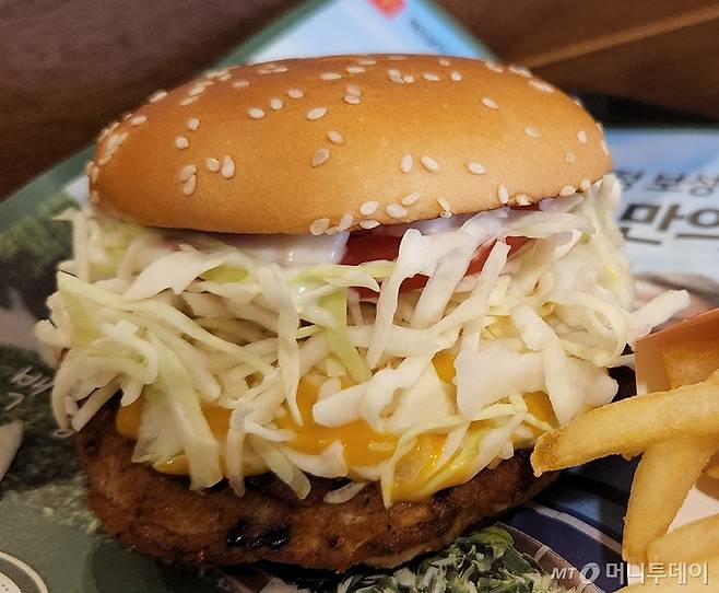 한국의 맛 프로젝트 2탄의 주인공 보성녹돈 버거. 양상추가 아닌 양배추를 사용해 아삭아삭한 식감을 살렸다./사진=구단비 기자